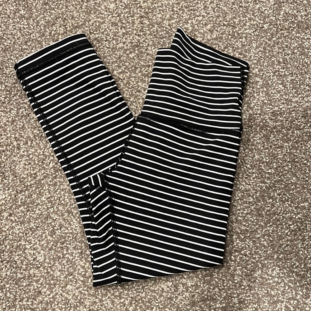 Lululemon Wunder Under 21” black stripe leggings 6